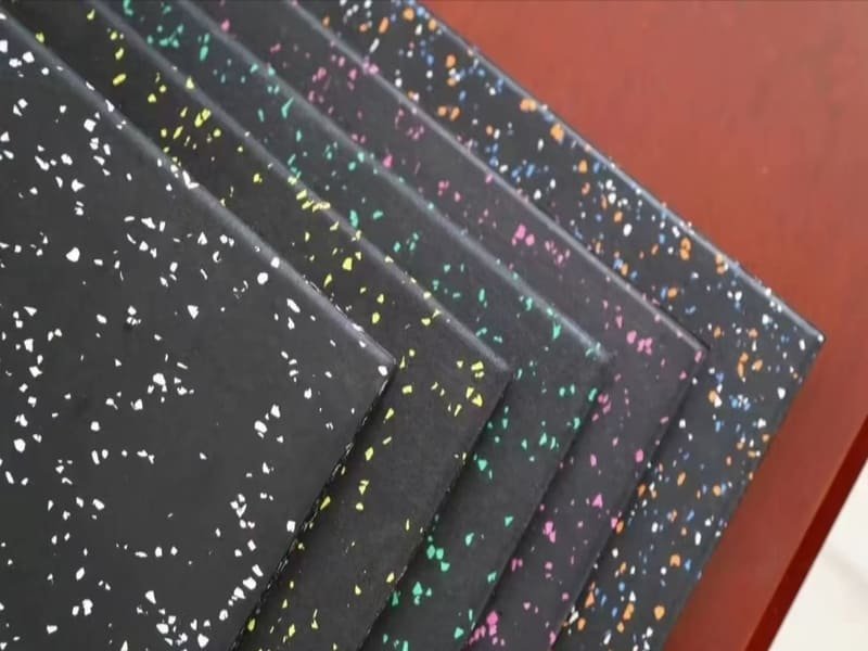 Diagram teknik yang menunjukkan komposisi berlapis dari alas karet dengan kepadatan ganda.